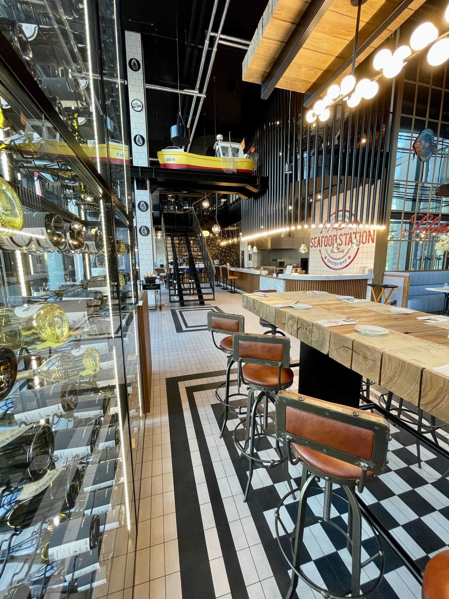 Bar Seafood Station z podłogą w czarno-białą szachownicę